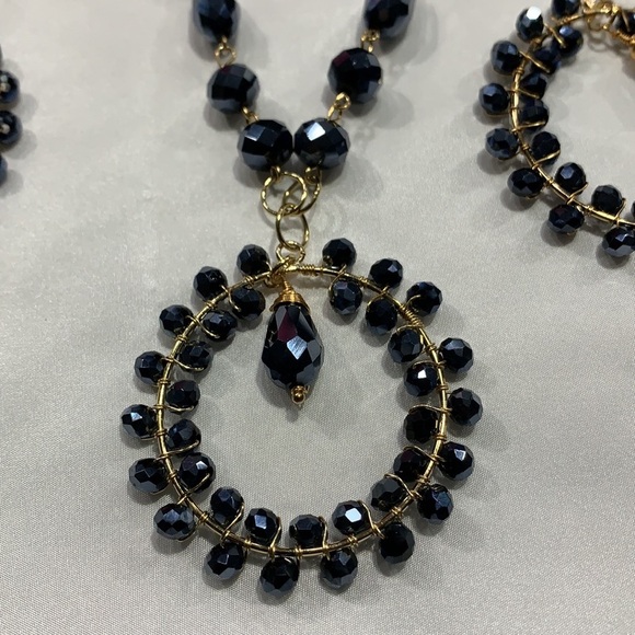 BRAND NEW BLACK CRYSTAL NECKLACE W/EARRINGS, WITH GOLD TONE. - Picture 2 of 5